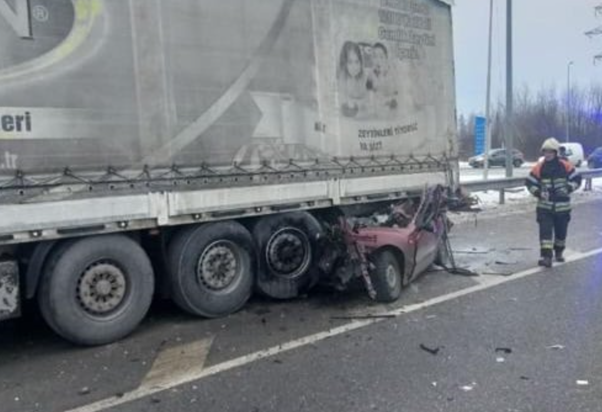 Четыре человека погибли при столкновении грузовика и Daewoo Lanos на трассе Киев - Одесса (фото)