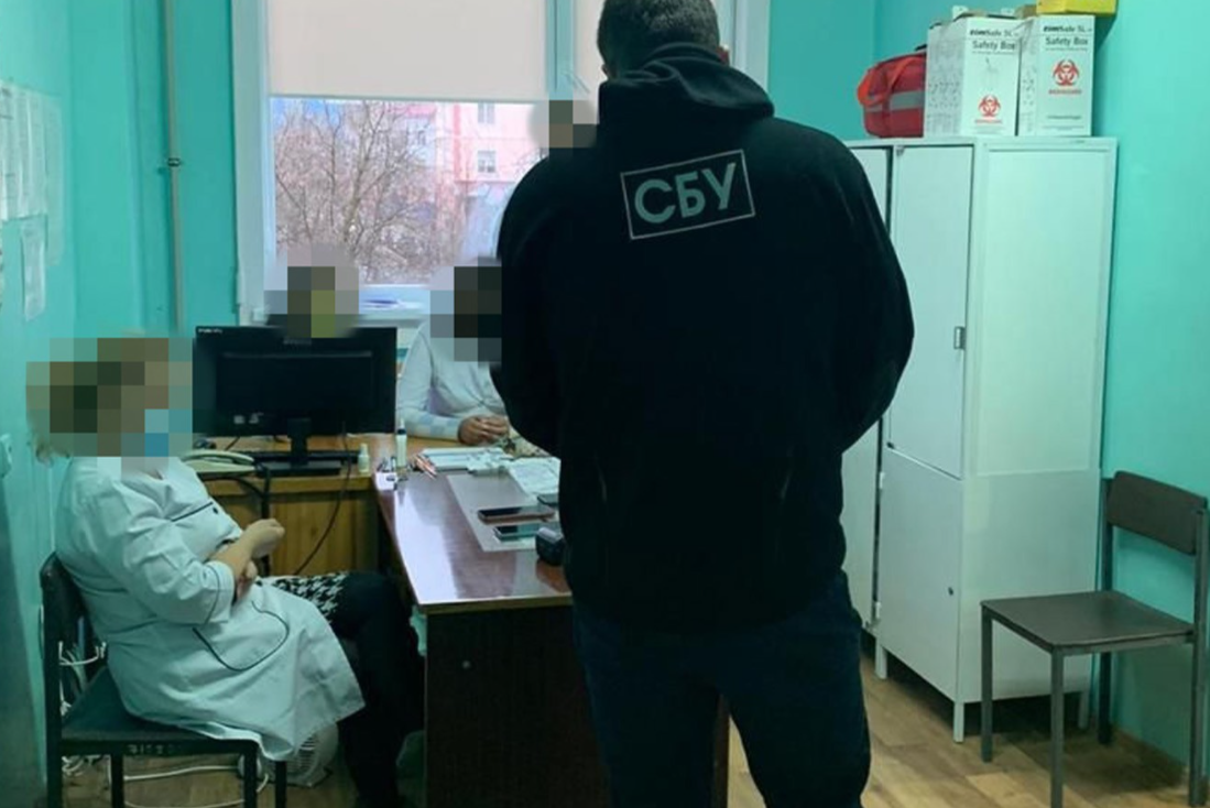 В Киеве ликвидировали крупную сеть по изготовлению фальшивых COVID-сертификатов (фото)