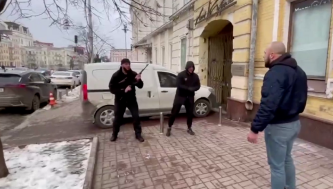 В центре Киева мужчина устроил стрельбу под зданием СБУ (видео)