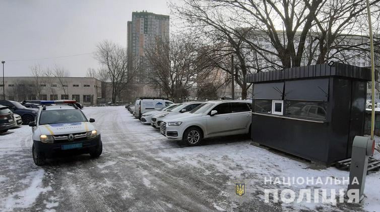 В Киеве на Минском массиве полиция обнаружила незаконную парковку на территории больницы