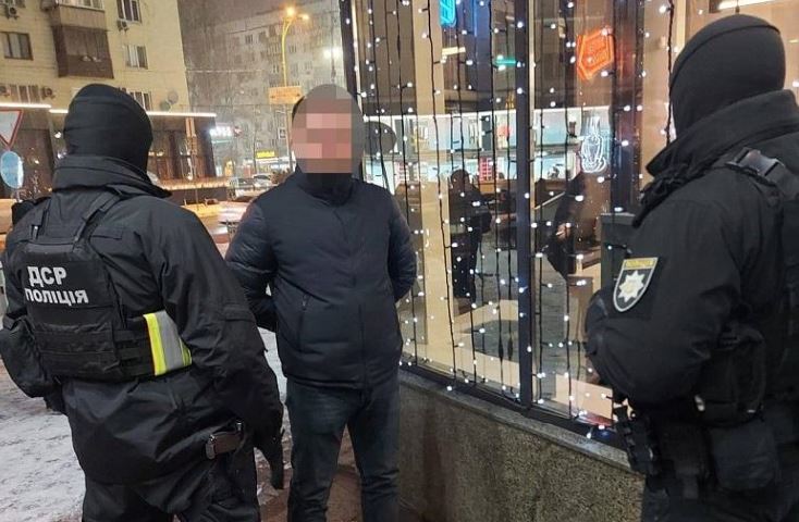 Полицейские Киева задержали двух мужчин за вымогательство 30 тысяч долларов у IТ-специалиста