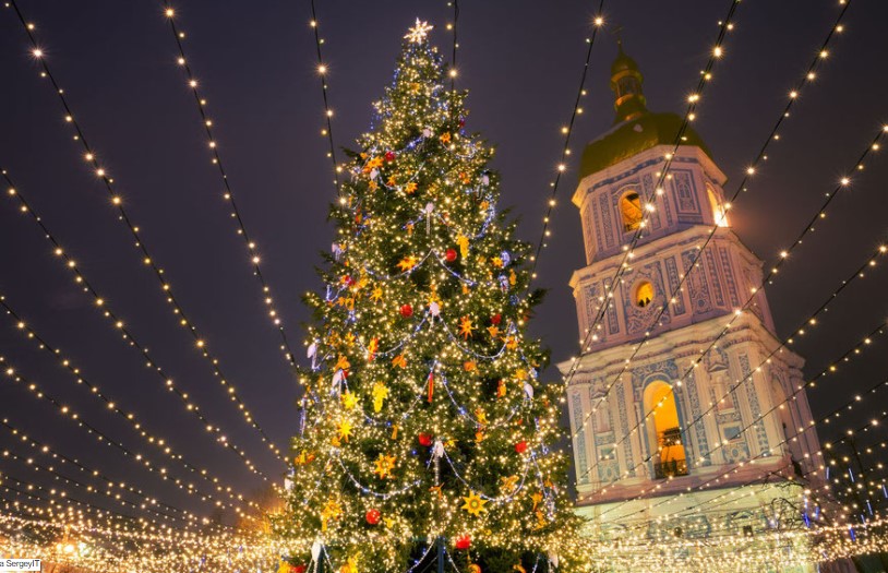 Елка на Софийской площади столицы вошла в рейтинг самых красивых в Европе