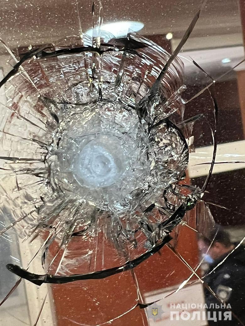 Полиция начала уголовное производство по факту повреждения окна офиса редакции издания “Гордон” на столичном Подоле