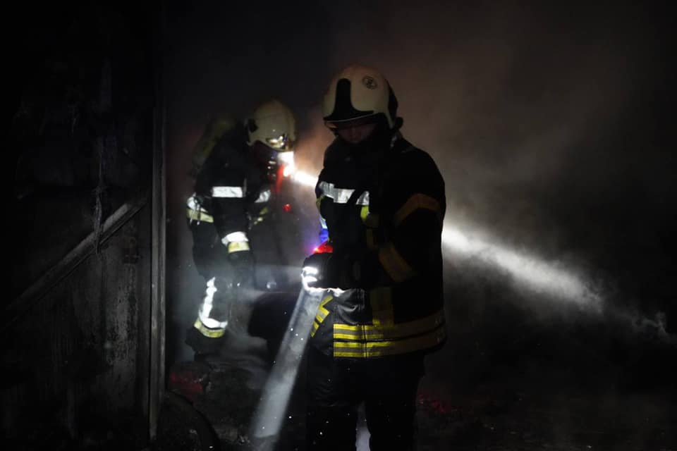 На столичной улице Светлицкого сгорел ангар (фото, видео)
