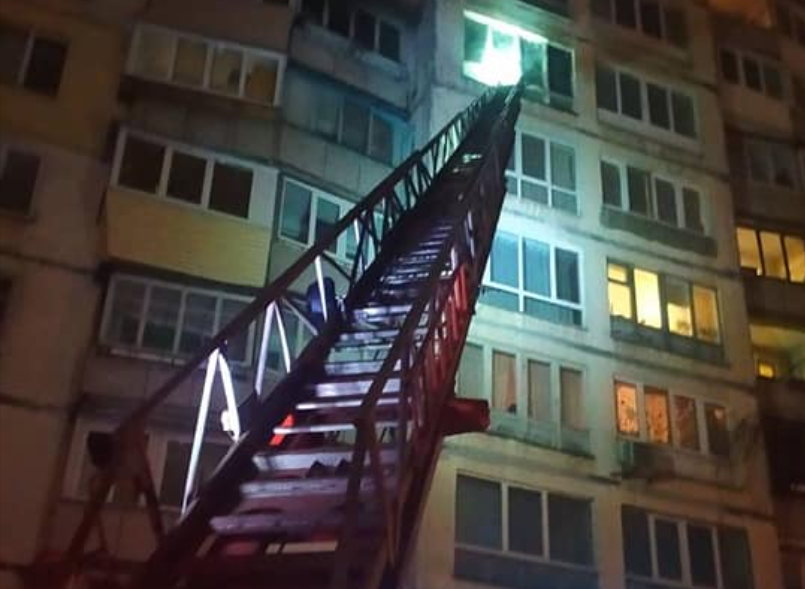 На столичной Никольской Борщаговке при пожаре в многоэтажке спасатели эвакуировали 12 человек, один мужчина погиб