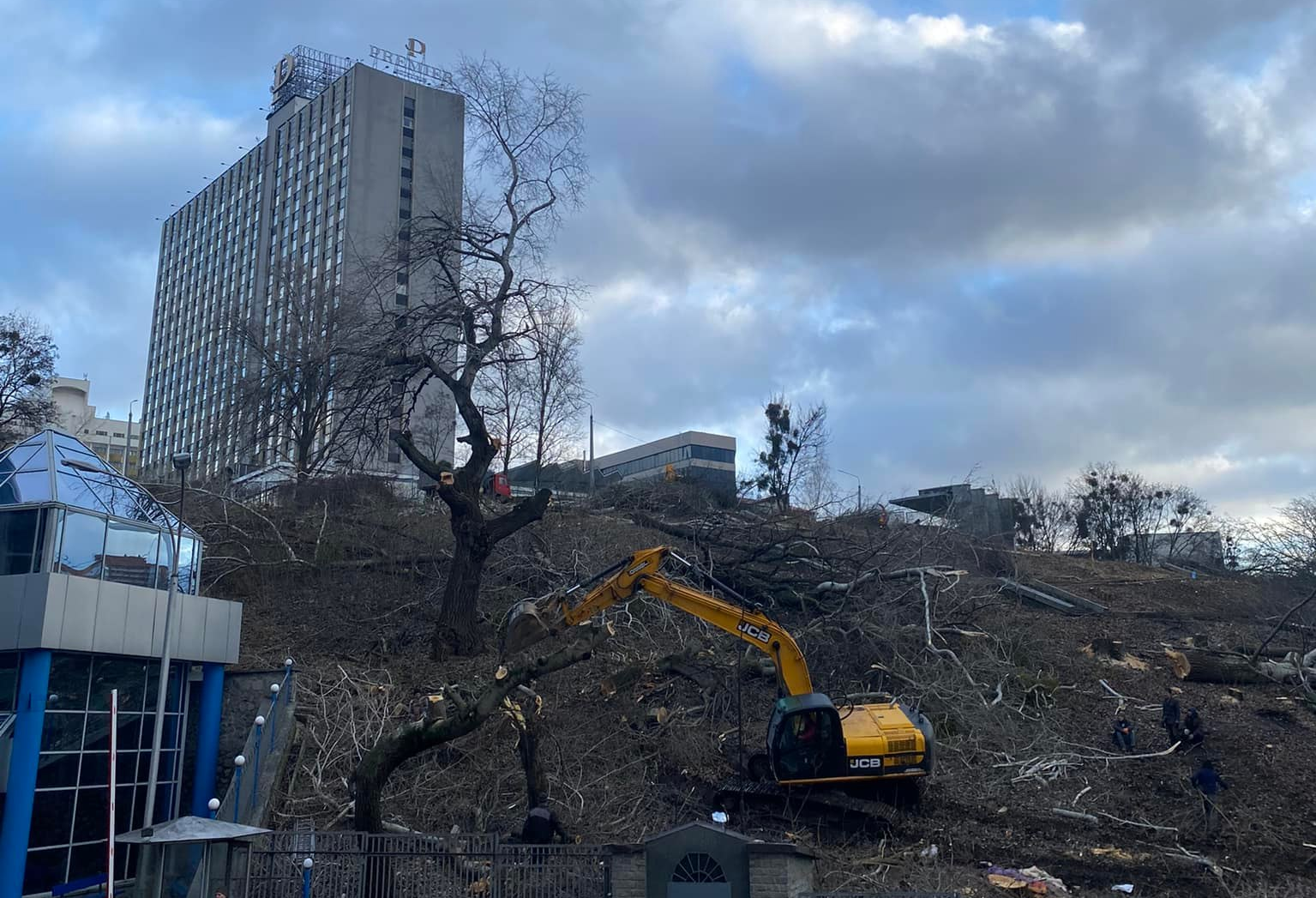 Застройщик уничтожил деревья на склоне Черепановой горы в центре Киева (фото, видео)