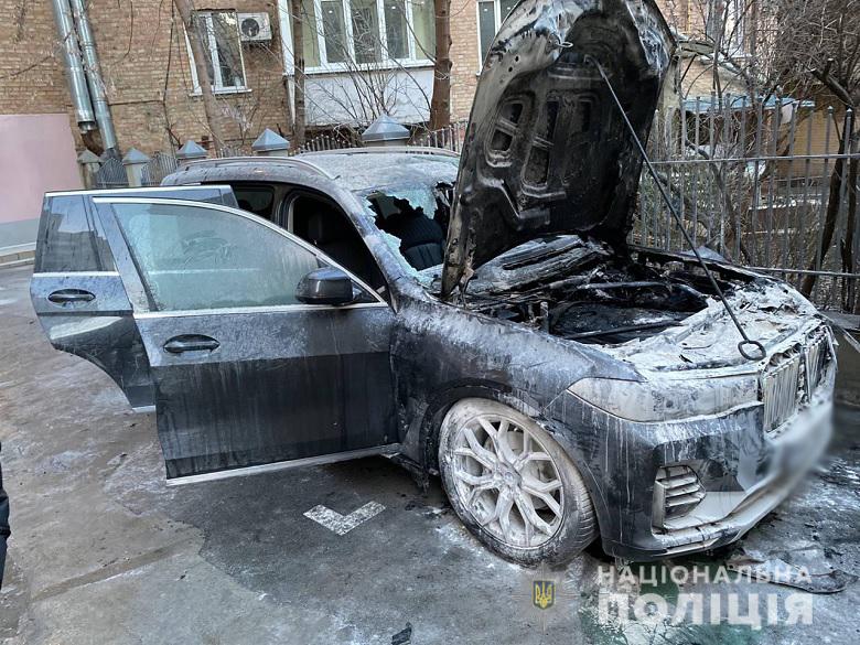 Правоохранители задержали подозреваемых в поджоге машины в центре Киева (фото, видео)
