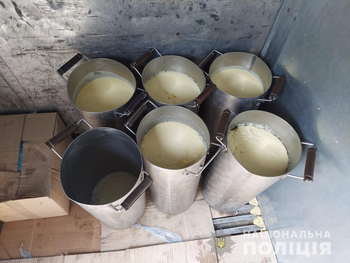 В столичные школы бизнесмен с Киевщины поставлял фальсифицированное масло, правоохранителя изъяли 16 тонн суррогата