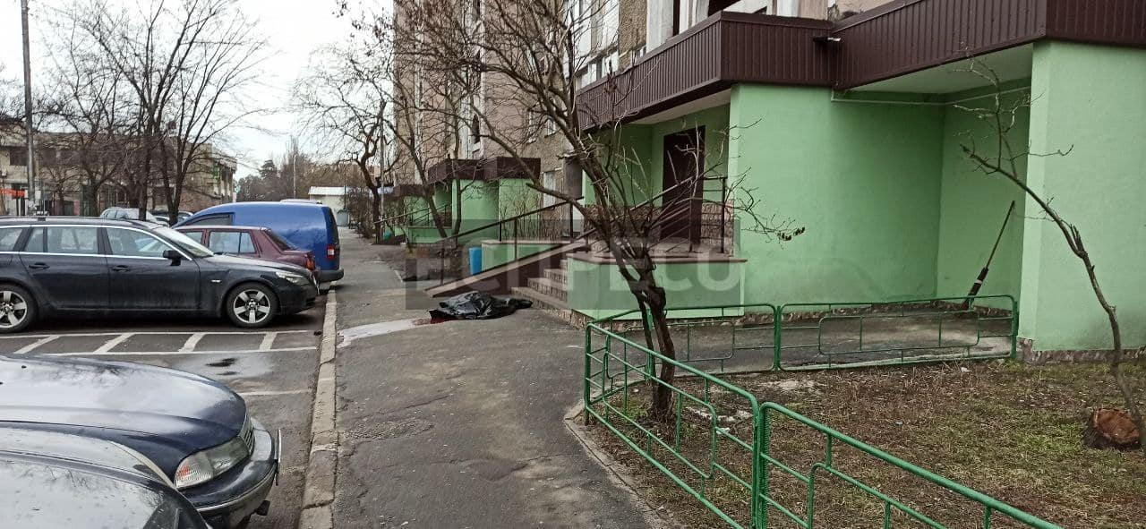 В Киеве на Харьковском шоссе пожилой мужчина выбросился из окна многоэтажки