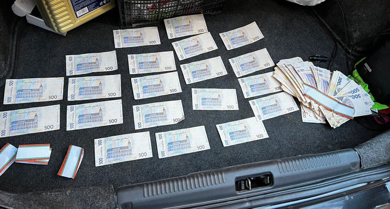 Правоохранители разоблачили на взятке в 230 тысяч гривен чиновника Госгеокадастра