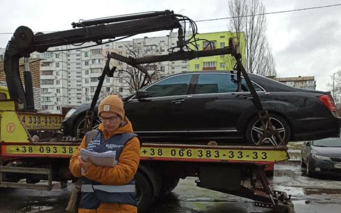 В Киеве женщина из-за неуплаты штрафов на сумму 25 тысяч гривен лишилась автомобиля Mercedes