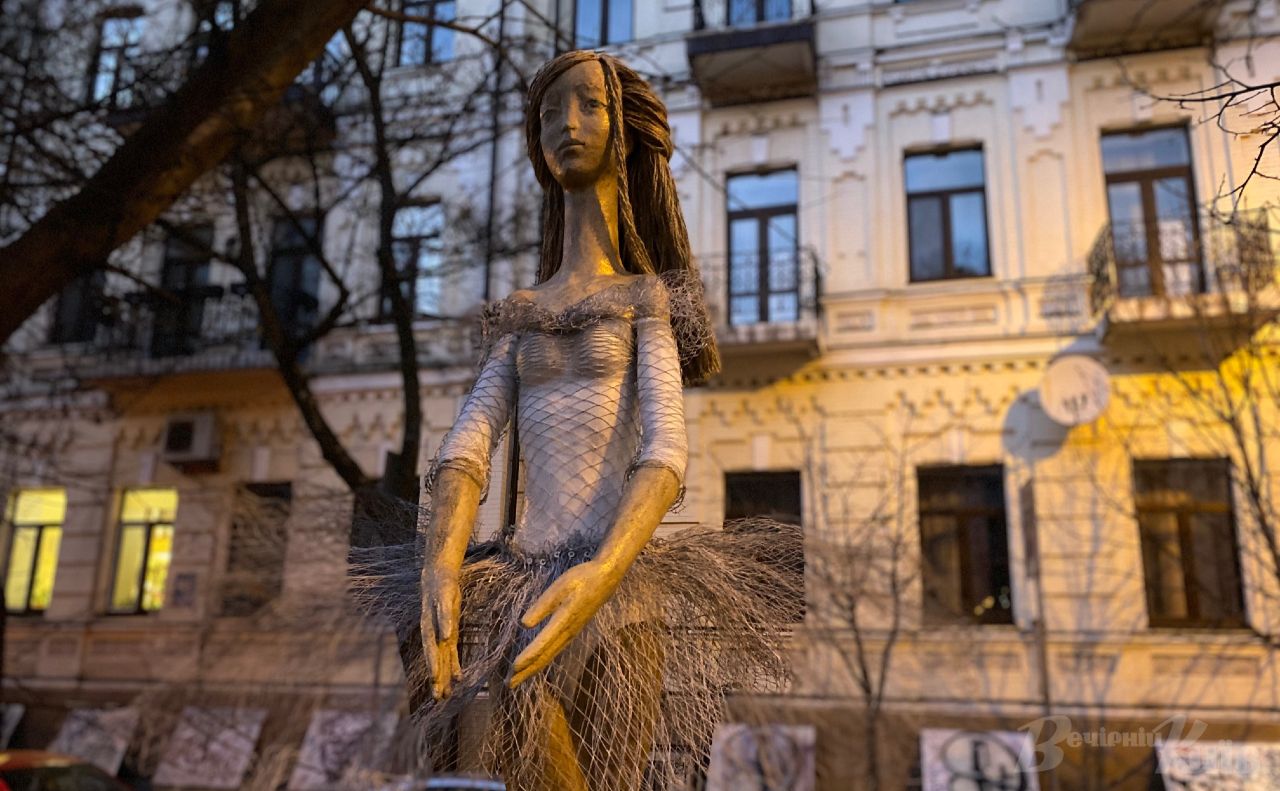“Балерина”, пострадавшая от вандалов год назад, вернулась на Сретенскую (фото)