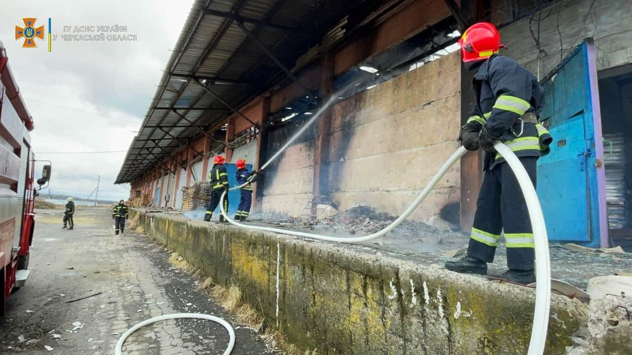 В Умани начались несколько пожаров из-за обстрелов (фото)