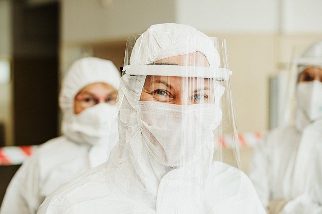 Киевские клиники получили в дар почти 800 тысяч защитных медицинских масок