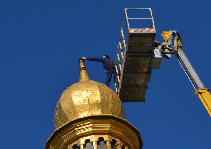 В Киеве начали работы по восстановлению упавшего во время непогоды креста на куполе Софийского собора (фото)