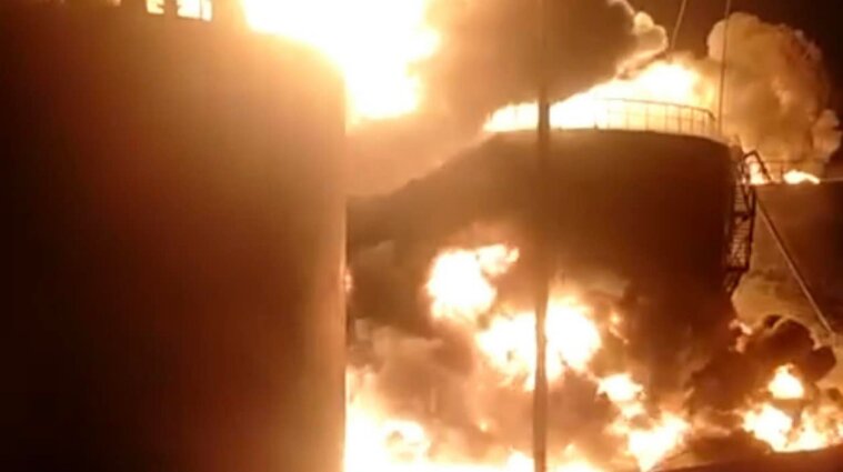 Хранилище с нефтепродуктами в Киевской области продолжает гореть, но пожар не распространяется, - ГСЧС