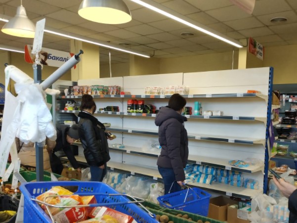 Крупнейшие торговые сети призвали украинцев не поддаваться панике и не скупать продукты в магазинах