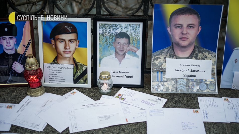 Под Офисом президента в центре Киева митингуют родители, чьи дети погибли во время службы в армии (фото)