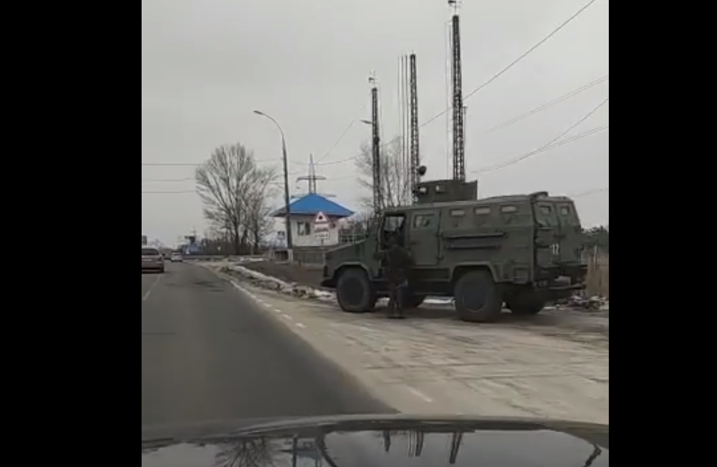 На дамбе Киевской ГЭС усилили охрану (видео)