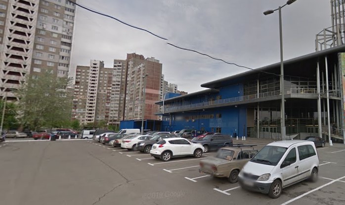 Жители столичных Теремков пожаловались на неблагоустроенную платную парковку возле ТРЦ “Магеллан”