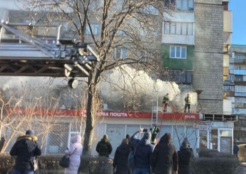 На столичной Куреневке при пожаре в многоэтажке спасли двух женщин (видео)