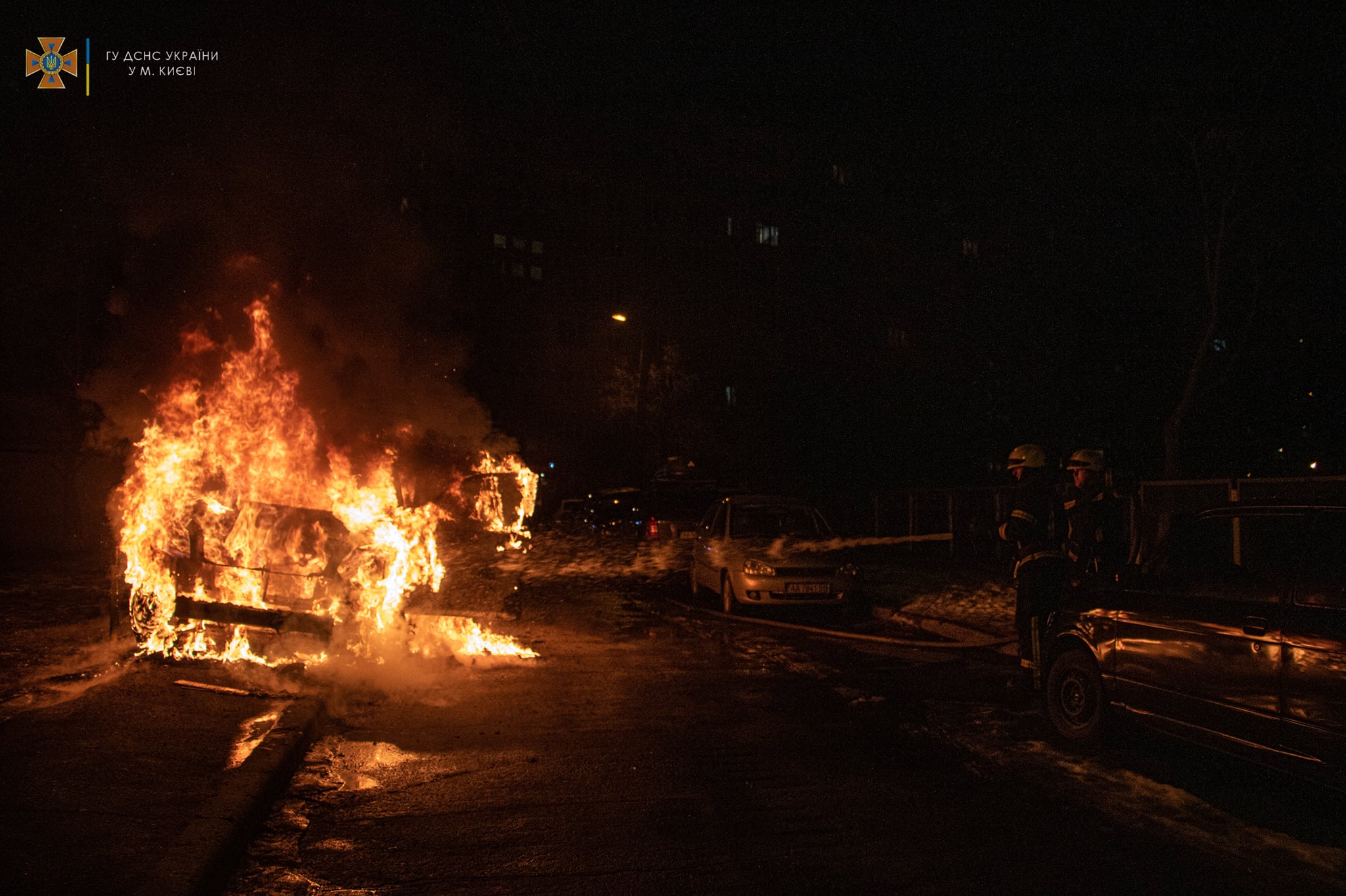 В Оболонском районе столицы во дворе многоэтажки сгорел автомобиль (фото, видео)