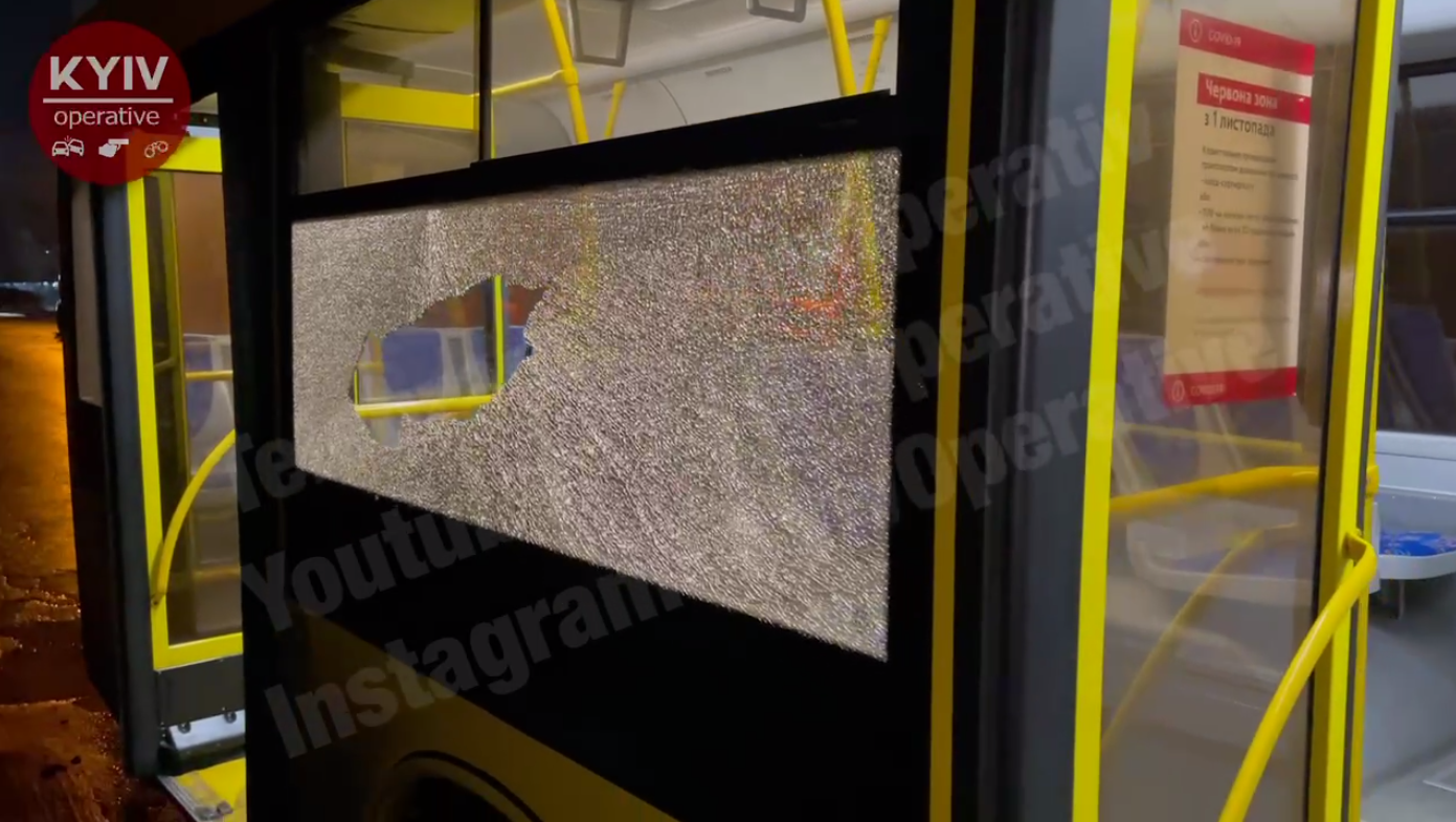 В столичном автобусе треснуло стекло после наезда на яму на улице Северо-Сырецкой (видео)