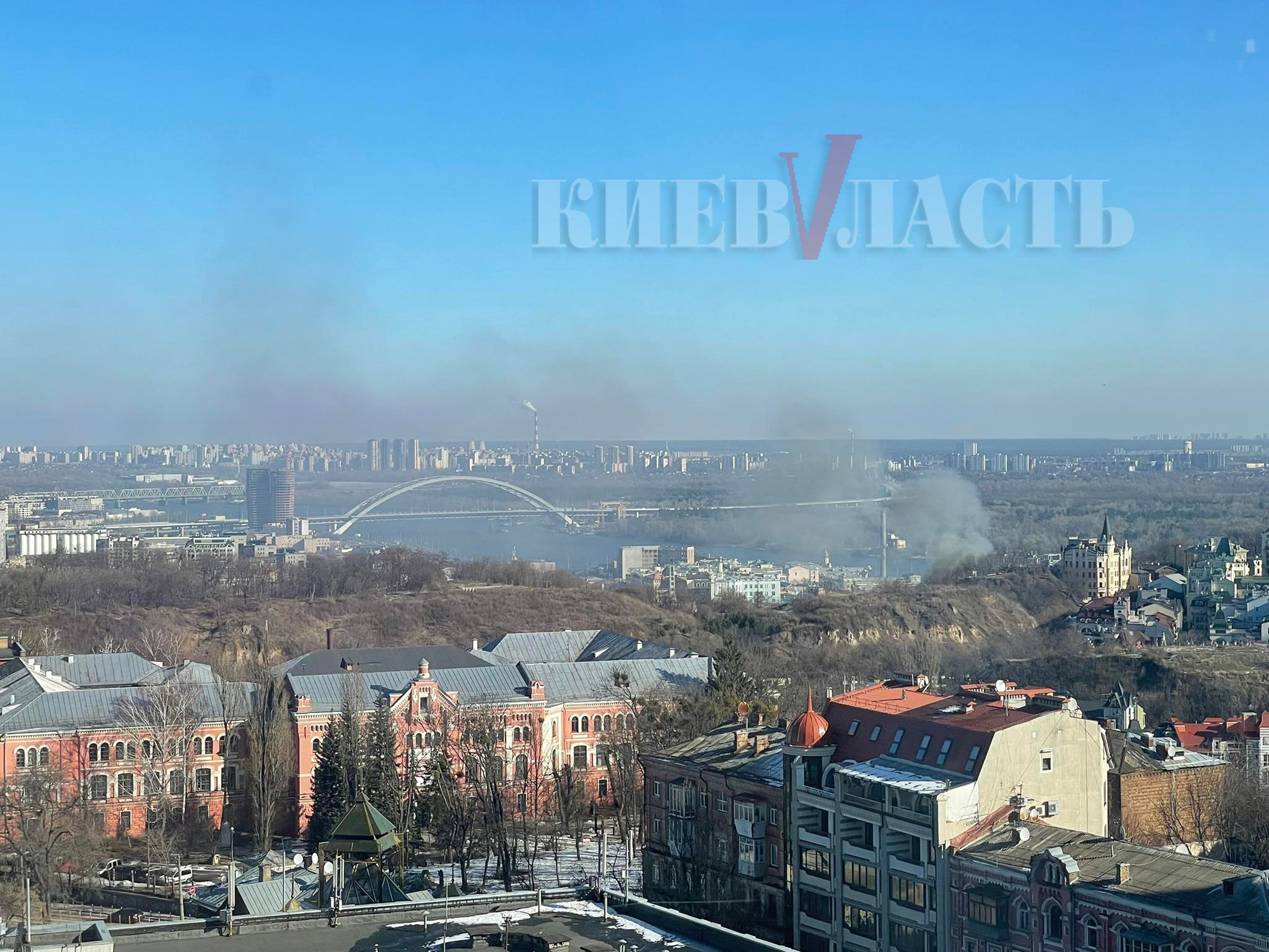 В Киеве возле Андреевского спуска прогремел взрыв и возник пожар в заброшенном здании (фото, видео)
