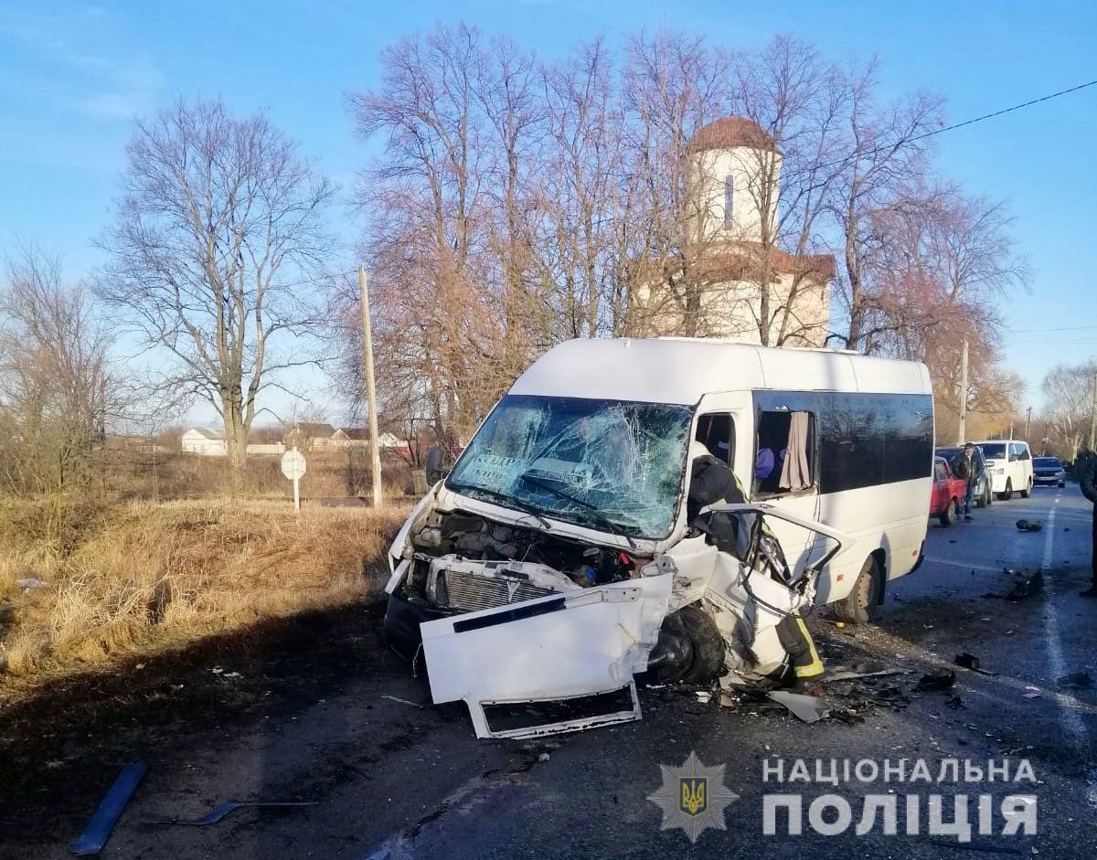 На Киевщине в результате столкновения маршрутки и автомобиля Renault пострадали четыре человека (фото)