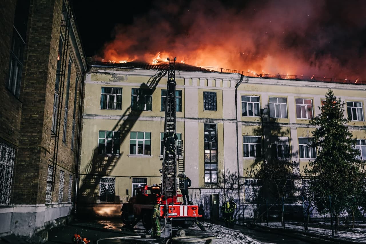 Власти Киева обещают в кратчайшие сроки восстановить сгоревшую сегодня ночью гимназию