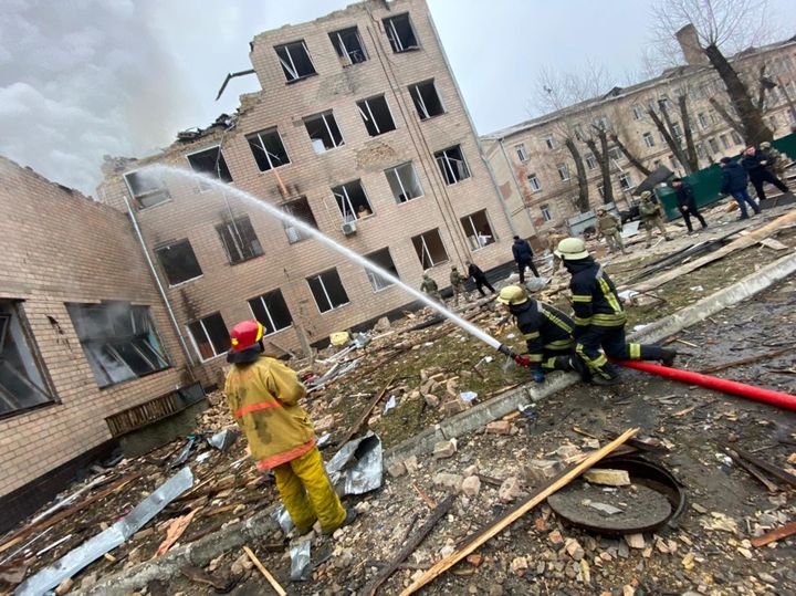 На Киевщине спасатели ликвидируют последствия вражеских ракетных ударов