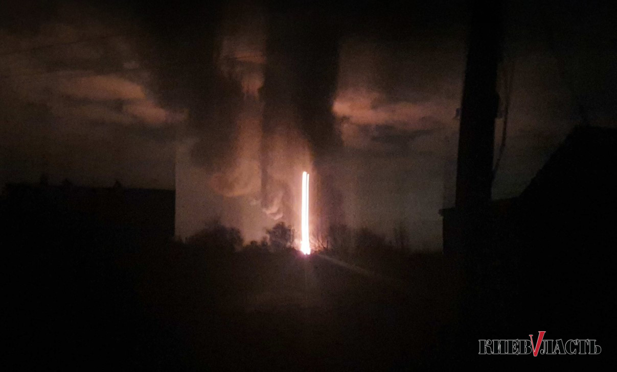 Под Васильковом горит нефтебаза, продолжаются обстрелы (фото, видео)