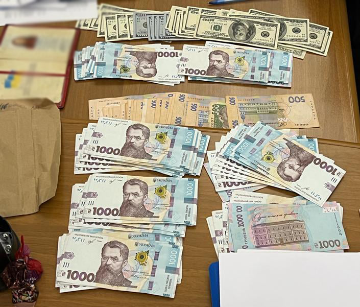 В Киеве на взятке в 5 тысяч долларов разоблачили топ-менеджера одного из банков