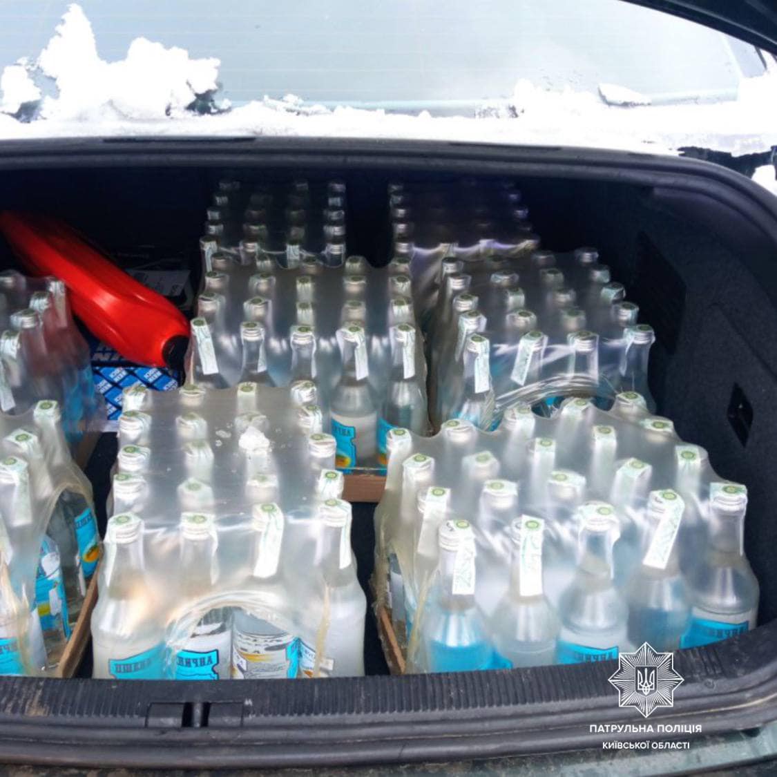 Под Киевом патрульные выявили автомобиль с полным багажником поддельного алкоголя