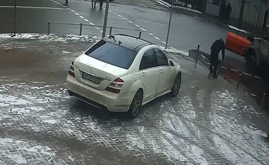 В Киеве камера запечатлела “героя парковки”, который сломал антипарковочный столбик (видео)