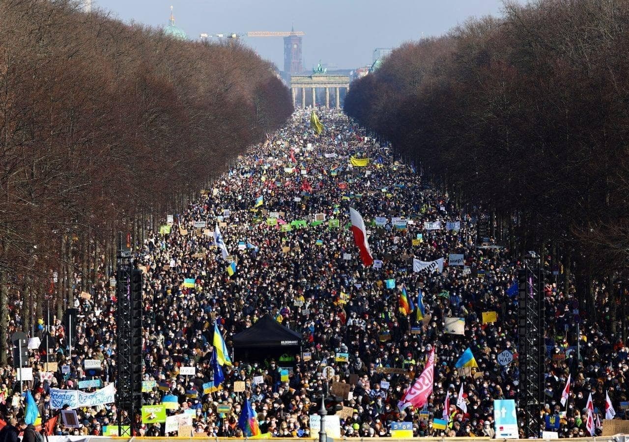 В поддержку Украины проходят мирные митинги во множестве городах Европы (фото)