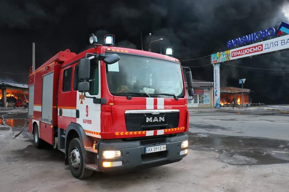 Пожежа на ринку “Барабашово” у Харкові: частково пошкоджено 2 житлових будинки біля ринку, врятовано - понад 10, два рятувальника зазнали поранень