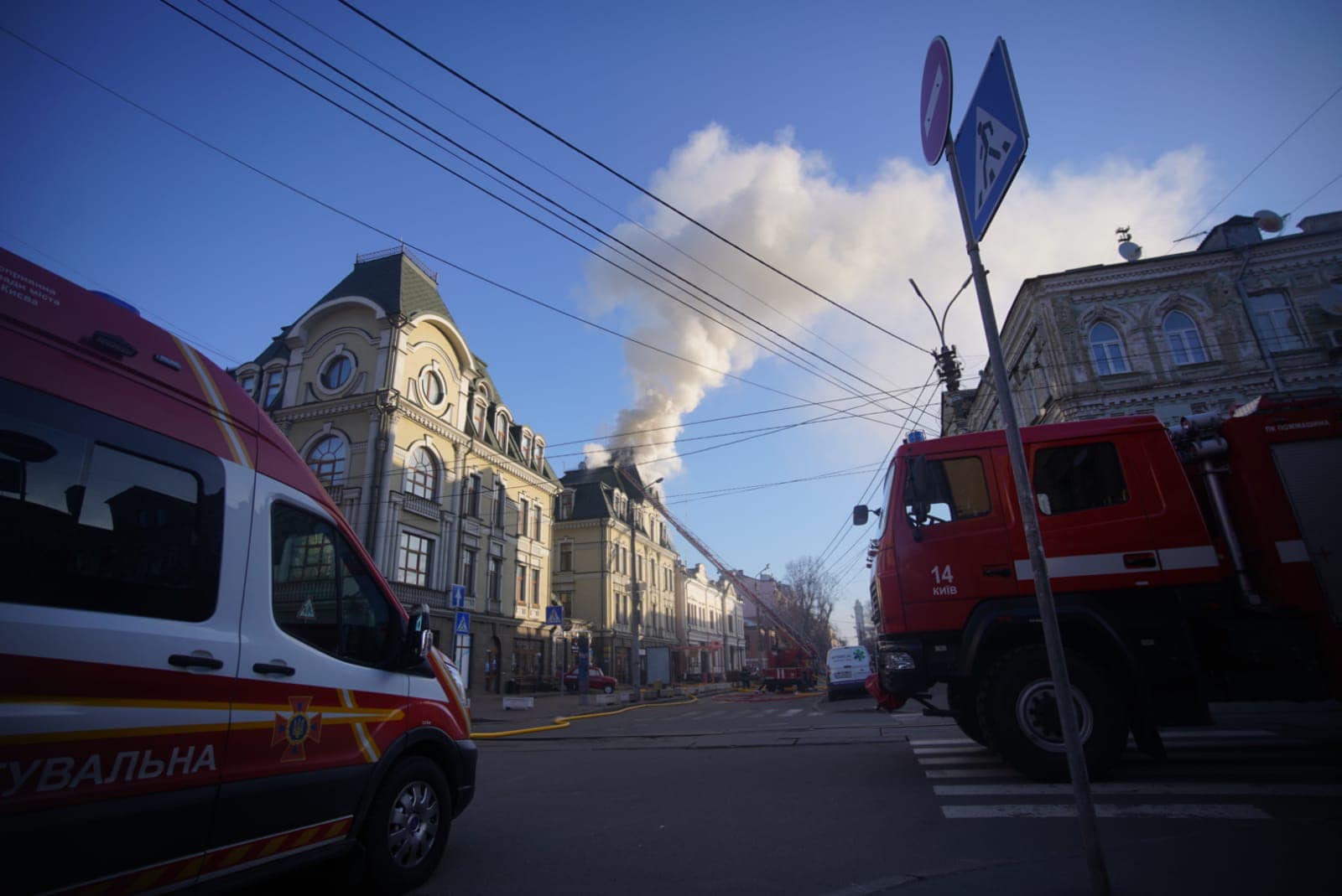 У Києві на Подолі внаслідок обстрілів окупантів виникло дві пожежі