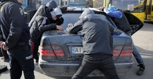 Під час евакуації з Бучі поліція затримала мародерів на краденому автомобілі (відео)