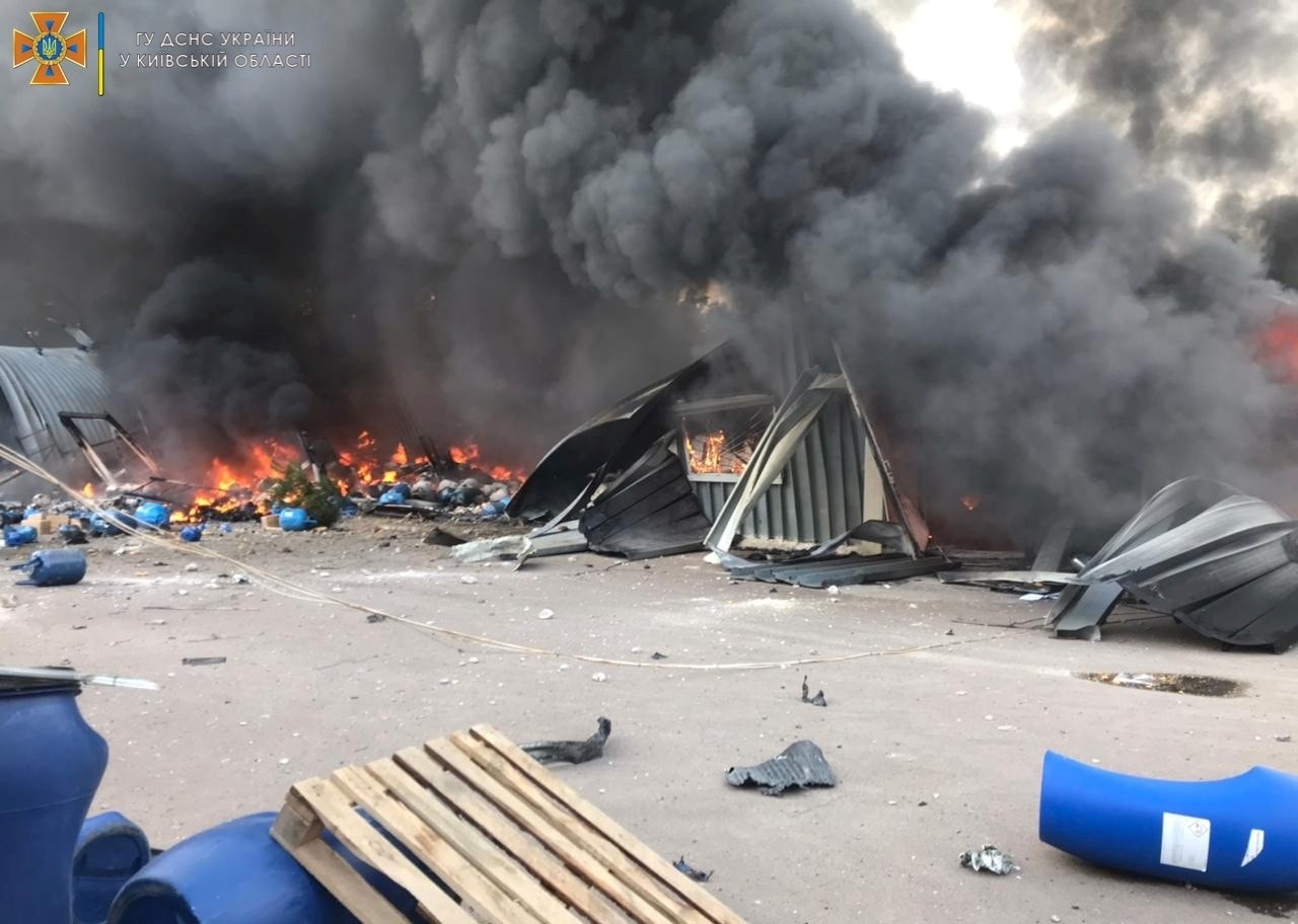 На Київщині внаслідок ворожого обстрілу загорілись склади в Калинівці