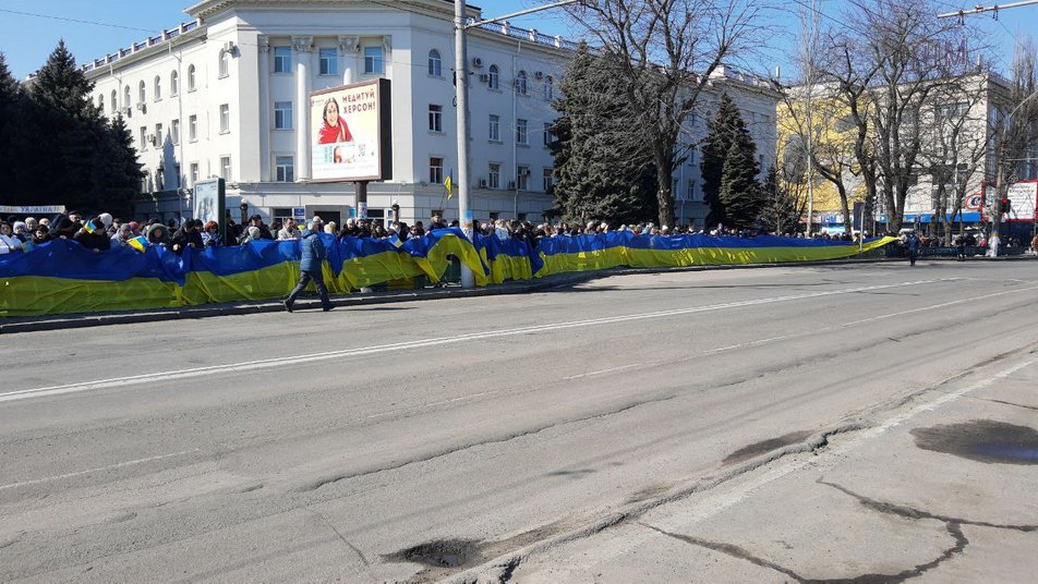 В Херсоні та Бердянську проходять багатотисячні мітинги на підтримку України (фото, відео)