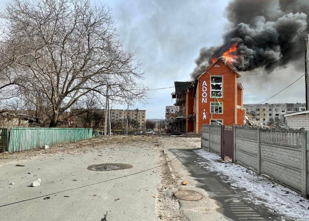 В Макарові на Київщині окупанти розстріляли “Ураганами” медичний центр, садочок та будинки