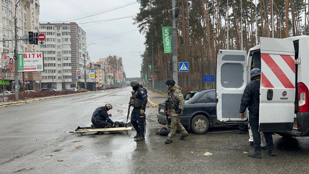 В Ірпені на Київщині поліцейські розшукують та виносять тіла загиблих (відео)