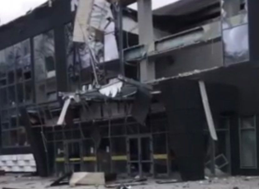 У Маріуполі окупанти розбомбили спорткомплекс- під завалами вагітні, жінки і діти (відео)