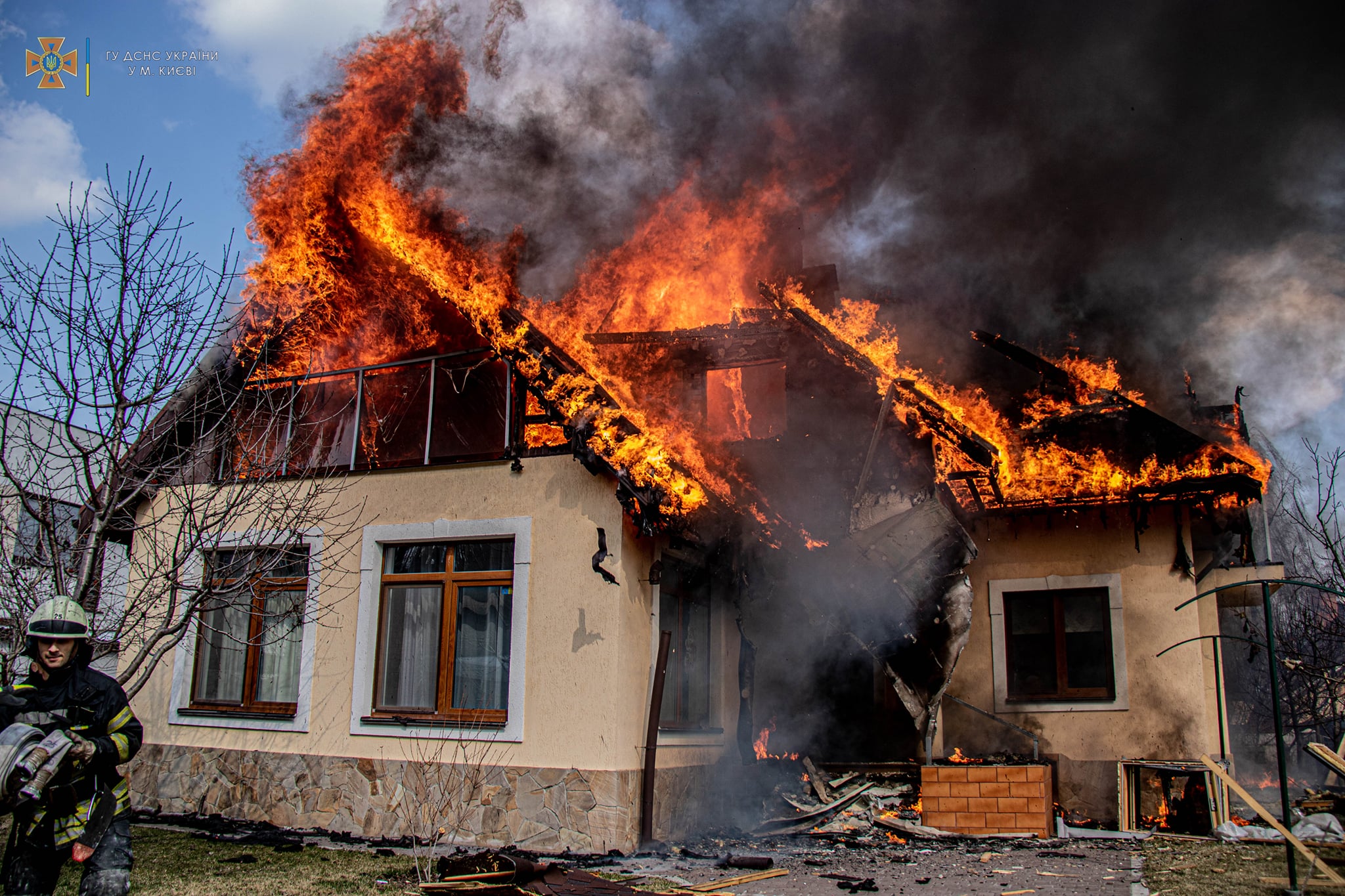 В Оболонському районі столиці від удару ворожого снаряду згорів приватний будинок (відео)