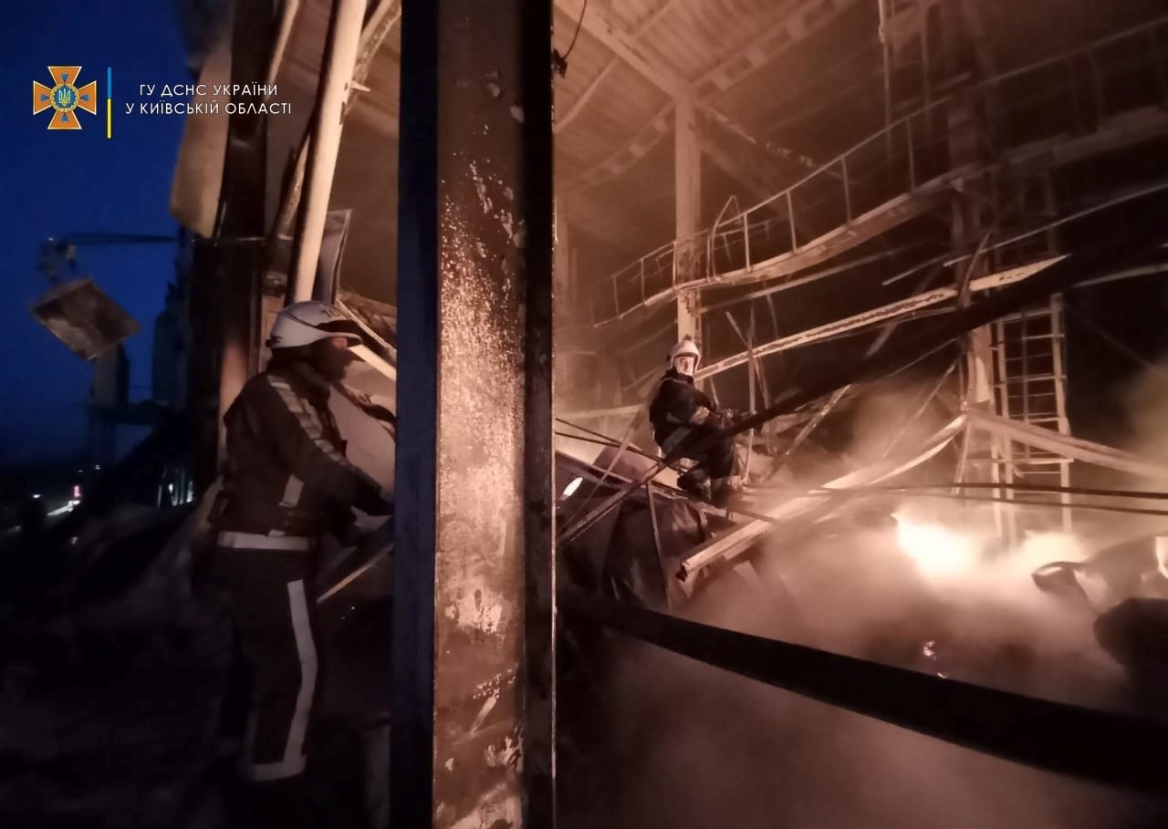 На Васильківщині внаслідок ворожого обстрілу згоріли приміщення рибного заводу