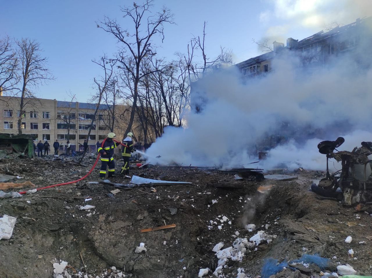 В Подільському районі Києва ліквідували пожежу, спричинену залишками збитої ракети, - ДСНС