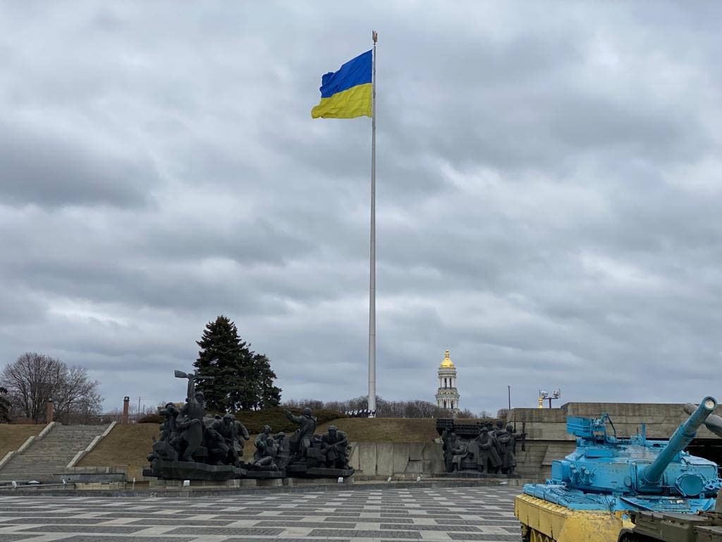 В столиці здійснили планові роботи із заміни полотнища Головного прапора України