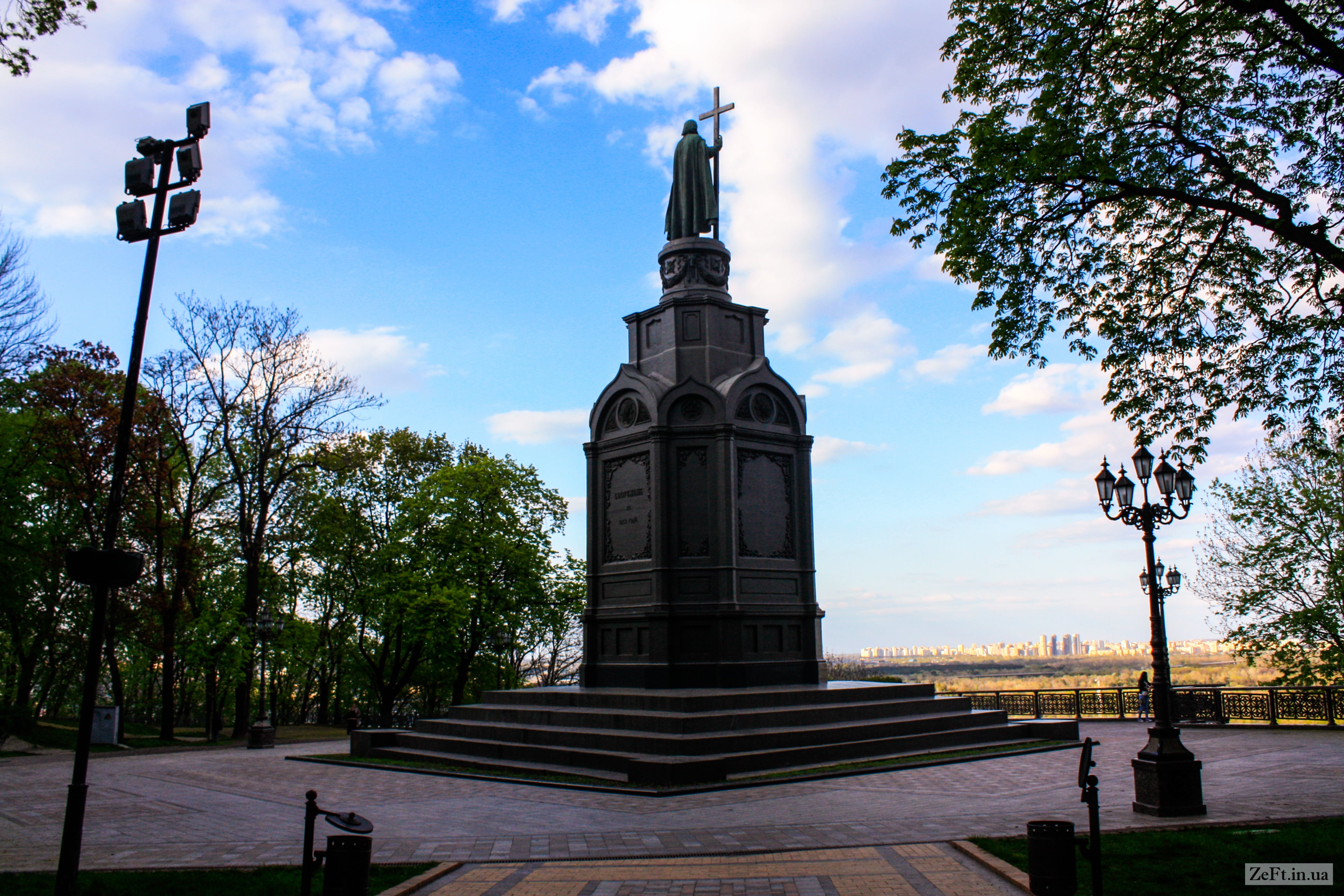 У Києві встановлюють захисні конструкції на памятки культурної спадщини та закликають приєднуватися представників бізнесу