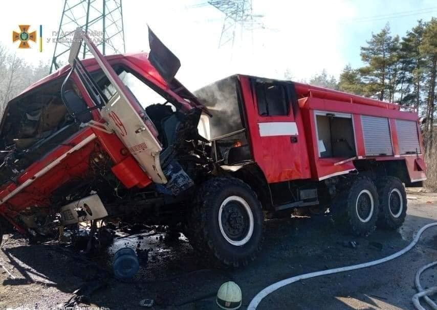 На Київщині автомобіль ДСНС підірвався на вибуховому пристрої, 8 рятувальників у лікарні